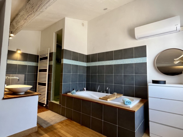 4-bedroom House In Bassan, France (170 M²)