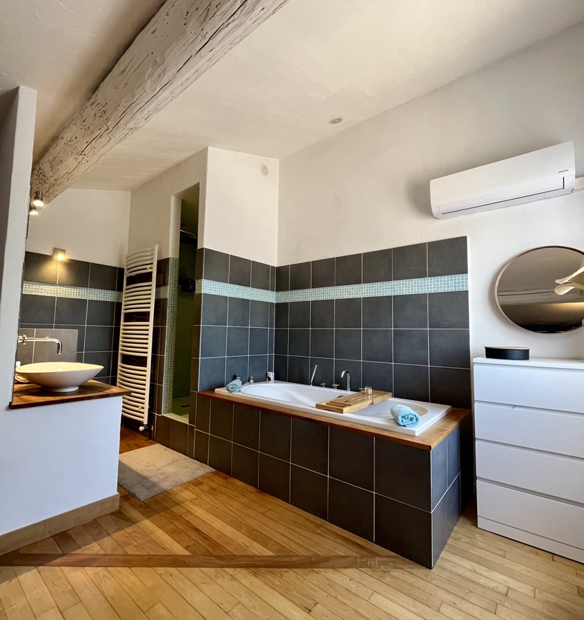 4-bedroom House In Bassan, France (170 M²)