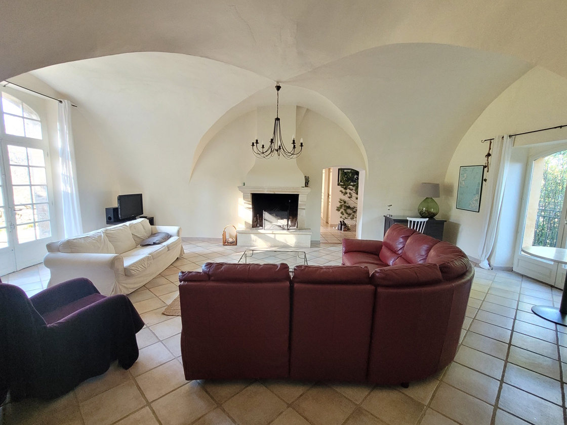 11-bedroom Commercial In Beziers, France (1.000 M²)