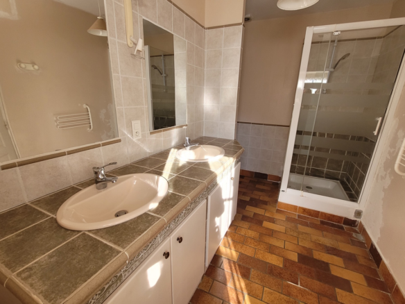 11-bedroom Commercial In Beziers, France (1.000 M²)
