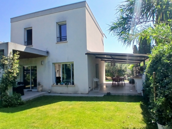 3-bedroom Detached House In Beziers, France (106 M²)