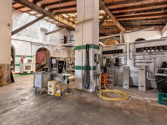 Commercial In Binissalem, Spain (1.228 M²)