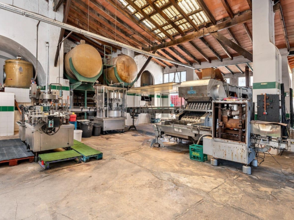 Commercial In Binissalem, Spain (1.228 M²)
