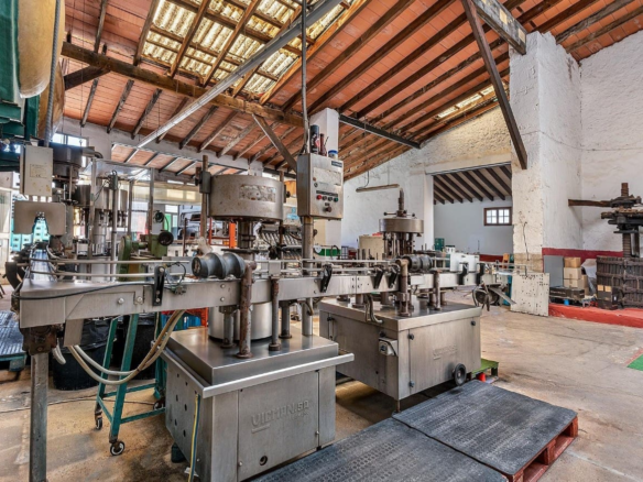 Commercial In Binissalem, Spain (1.228 M²)