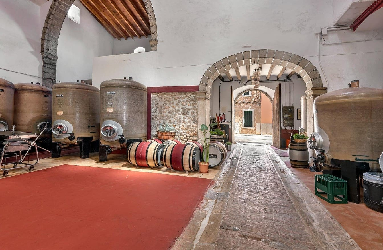 Commercial In Binissalem, Spain (1.228 M²)