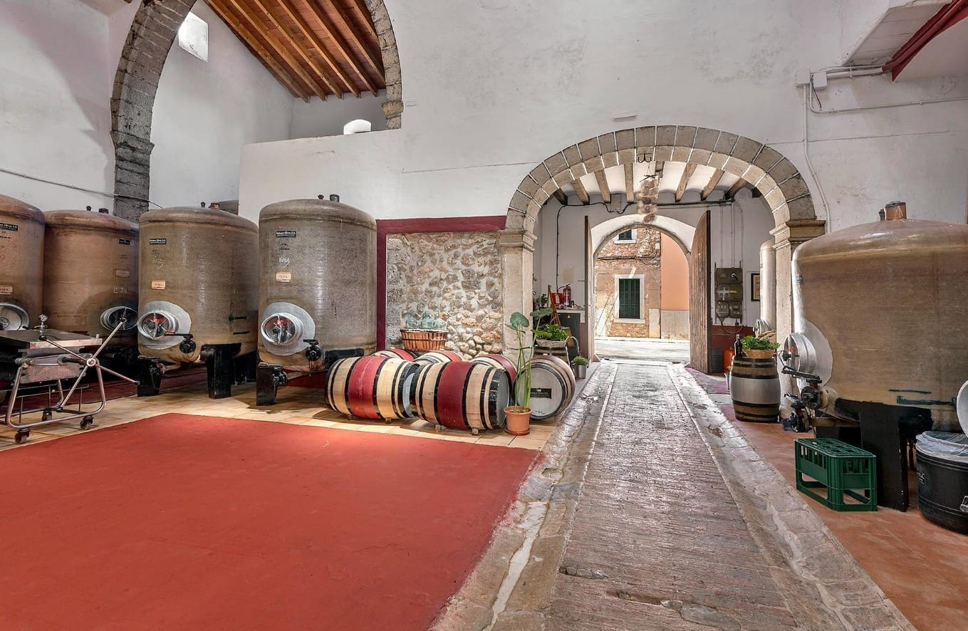 Commercial In Binissalem, Spain (1.228 M²)