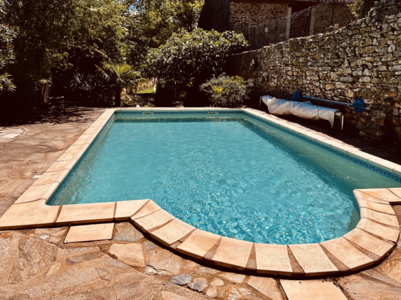 7-bedroom House In Faugeres, France (250 M²)
