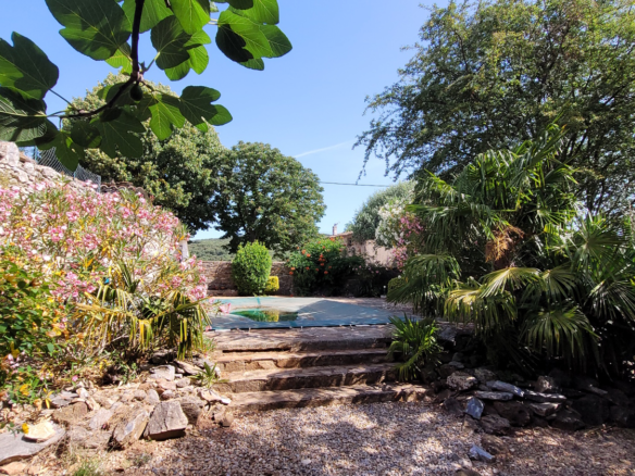 7-bedroom House In Faugeres, France (250 M²)