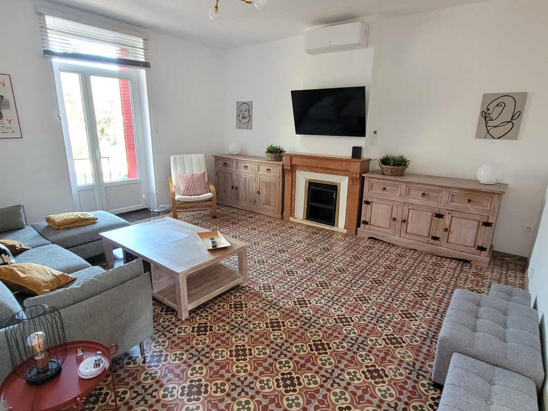 7-bedroom House In Faugeres, France (250 M²)