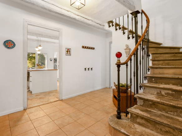 7-bedroom House In Faugeres, France (250 M²)
