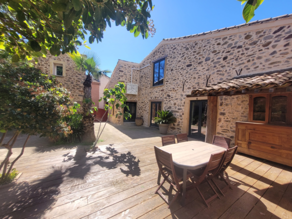 8-bedroom House In Saint Chinian, France (366 M²)