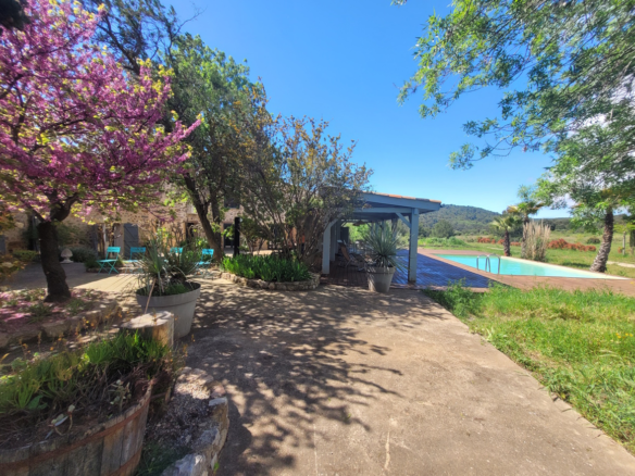 8-bedroom House In Saint Chinian, France (366 M²)