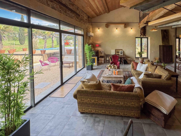 8-bedroom House In Saint Chinian, France (366 M²)