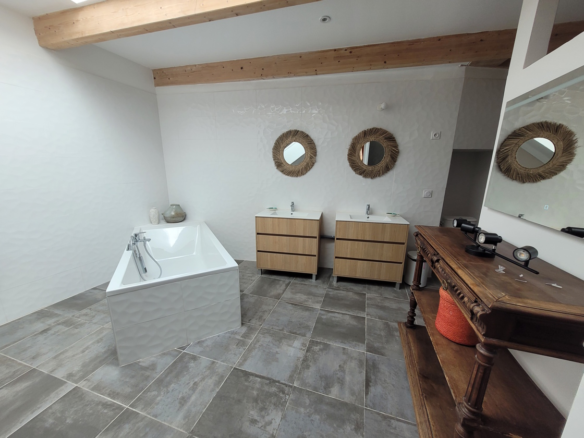 8-bedroom House In Saint Chinian, France (366 M²)