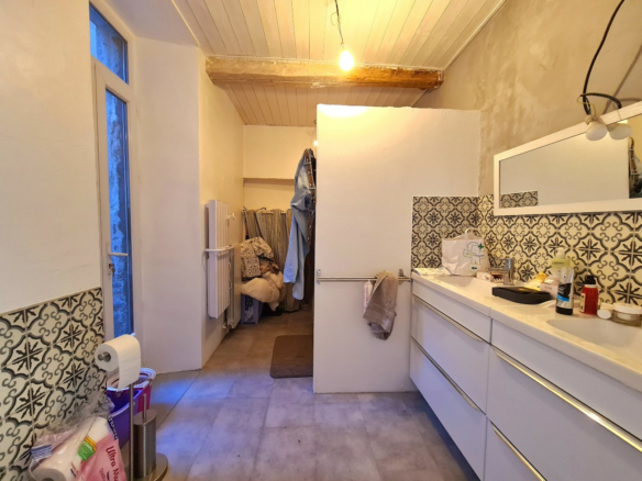 3-bedroom House In Roquebrun, France (100 M²)