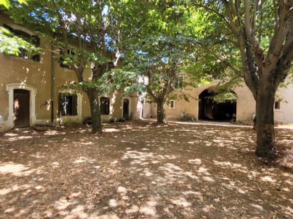 6-bedroom House In Narbonne, France (420 M²)