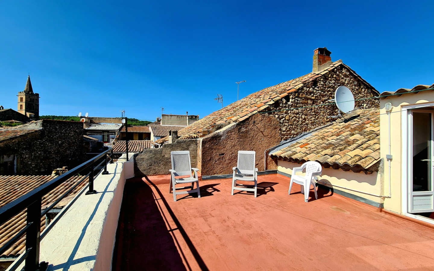 3-bedroom House In Creissan, France (158 M²)