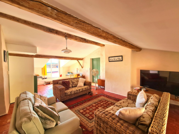 3-bedroom House In Creissan, France (158 M²)