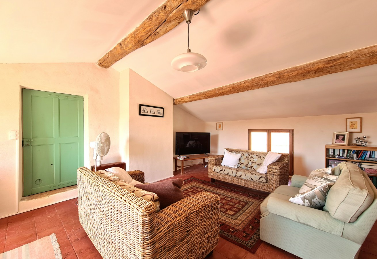 3-bedroom House In Creissan, France (158 M²)