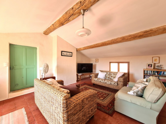 3-bedroom House In Creissan, France (158 M²)