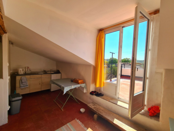 3-bedroom House In Creissan, France (158 M²)