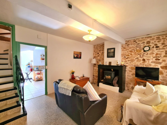 3-bedroom House In Creissan, France (158 M²)