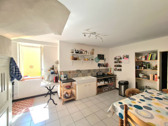 3-bedroom House In Creissan, France (158 M²)