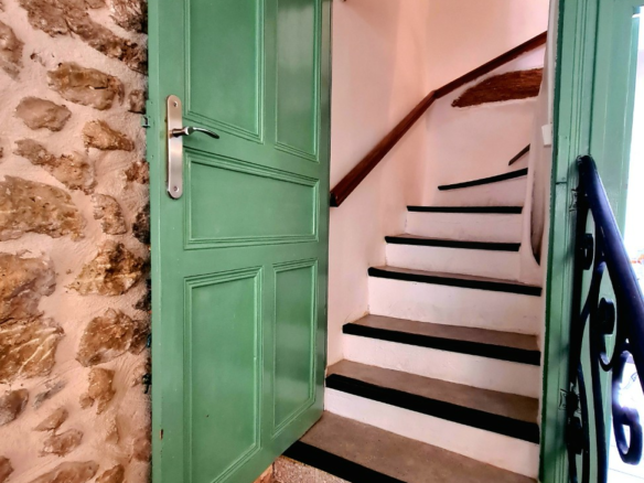 3-bedroom House In Creissan, France (158 M²)