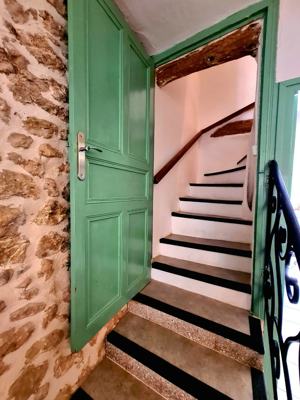 3-bedroom House In Creissan, France (158 M²)