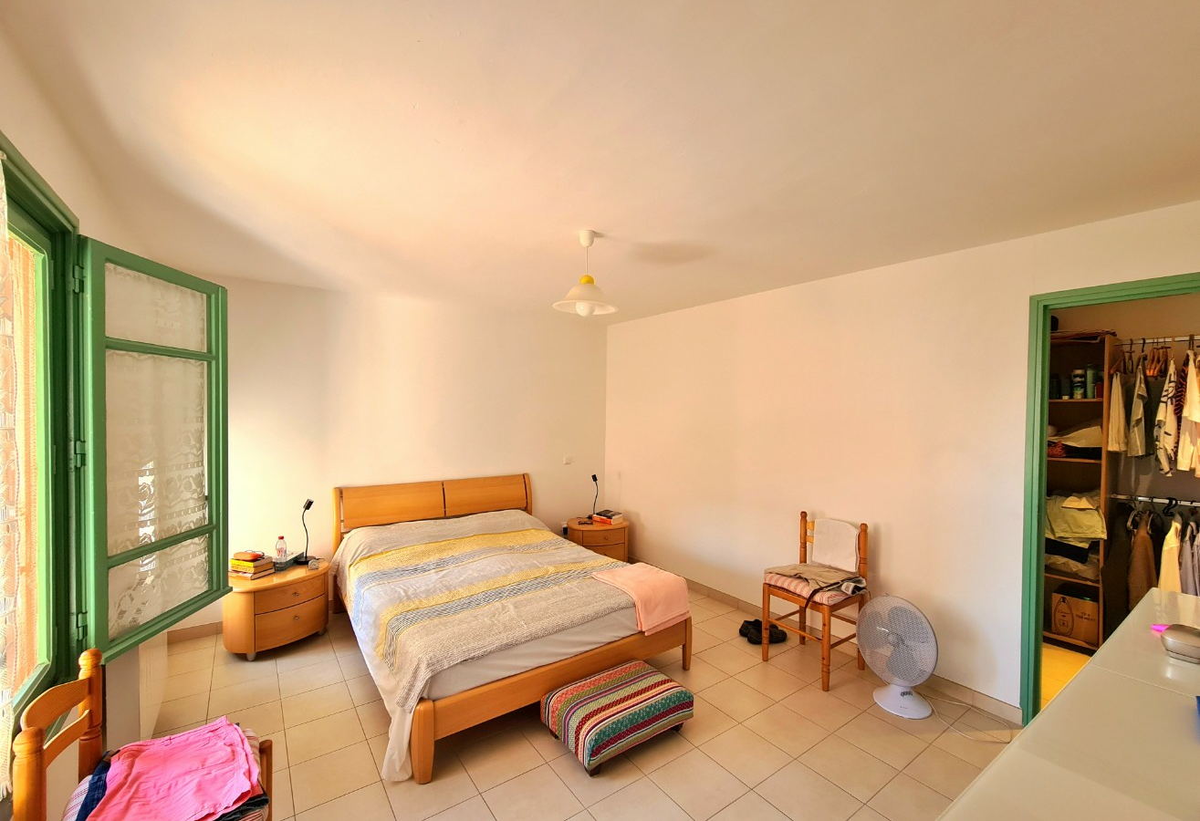 3-bedroom House In Creissan, France (158 M²)