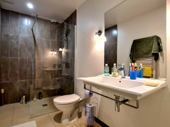 3-bedroom House In Creissan, France (158 M²)