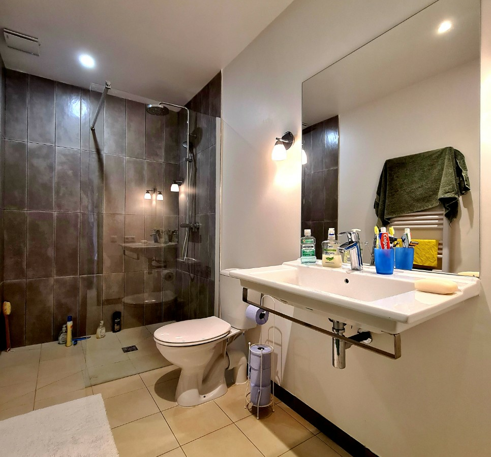 3-bedroom House In Creissan, France (158 M²)