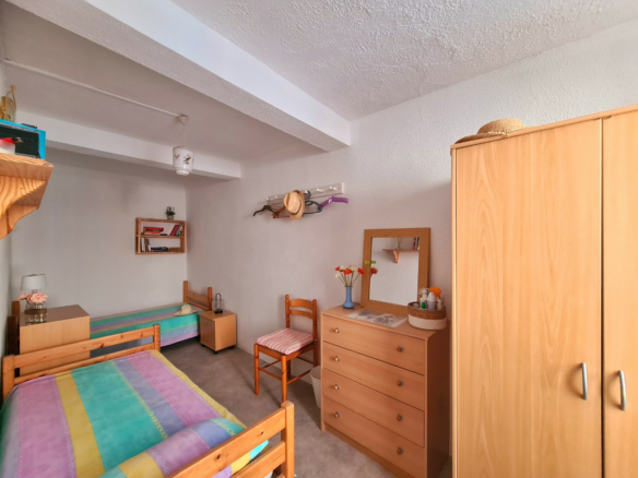 3-bedroom House In Creissan, France (158 M²)