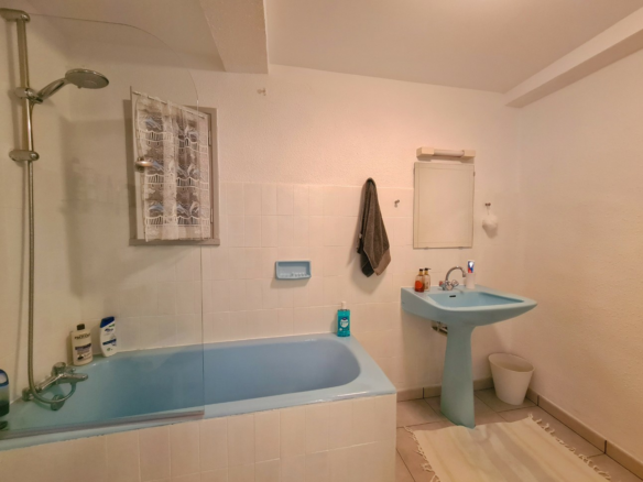 3-bedroom House In Creissan, France (158 M²)