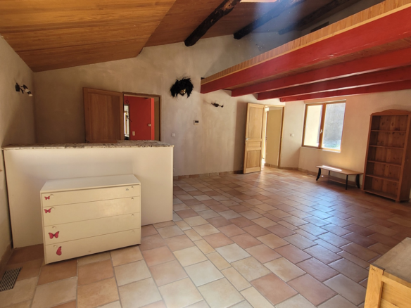 3-bedroom House In Faugeres, France (177 M²)