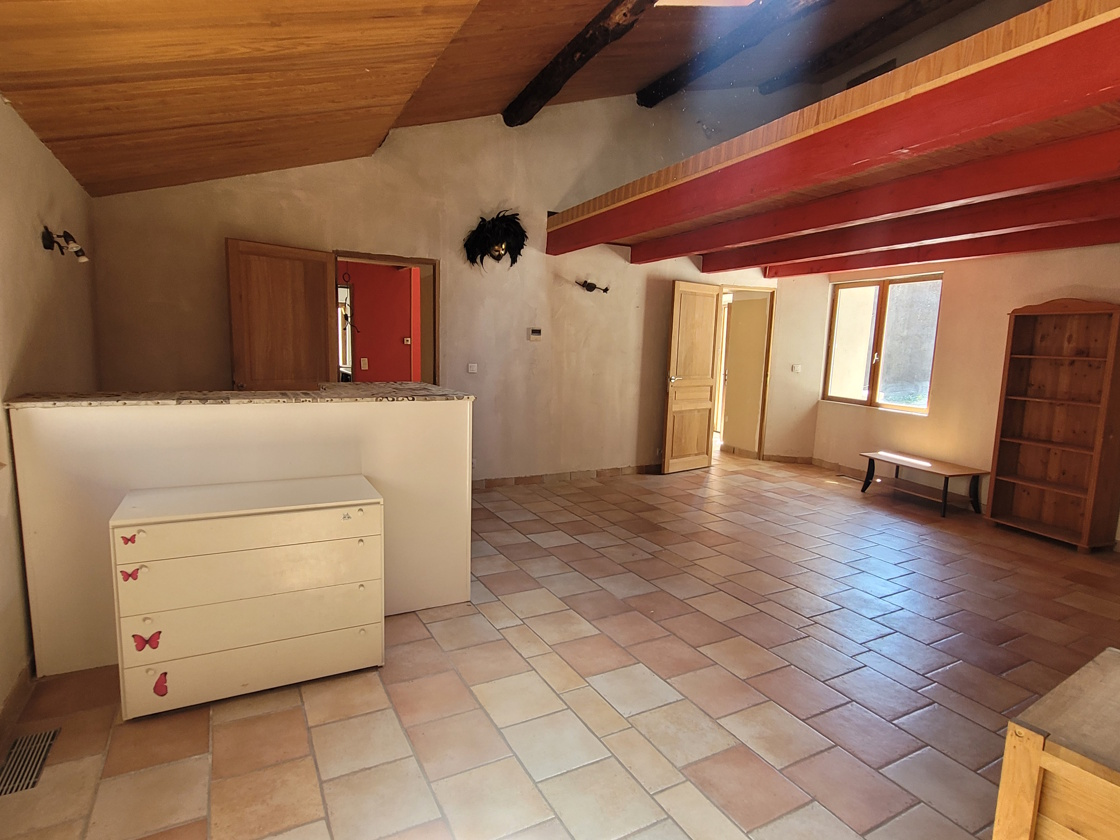 3-bedroom House In Faugeres, France (177 M²)