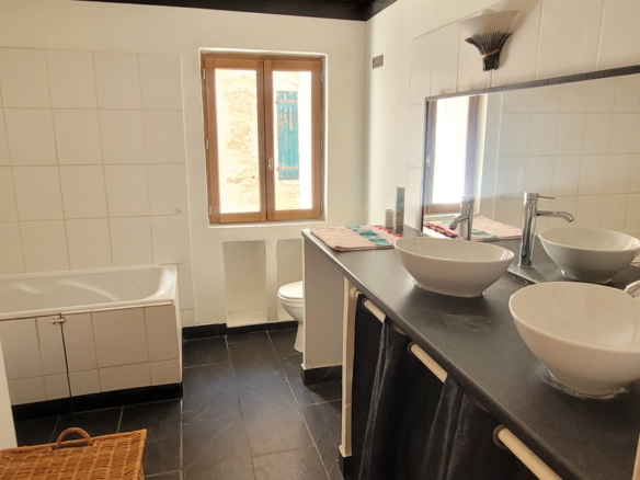 3-bedroom House In Faugeres, France (177 M²)