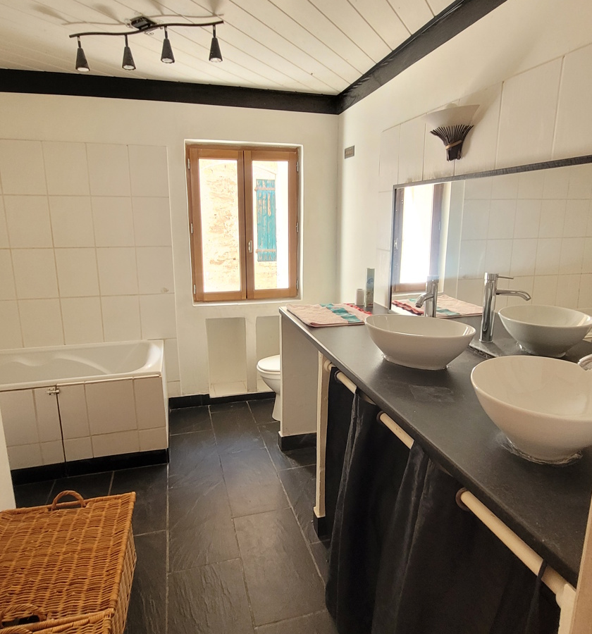 3-bedroom House In Faugeres, France (177 M²)