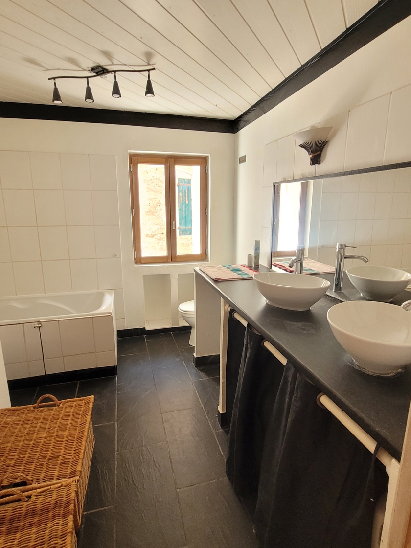 3-bedroom House In Faugeres, France (177 M²)
