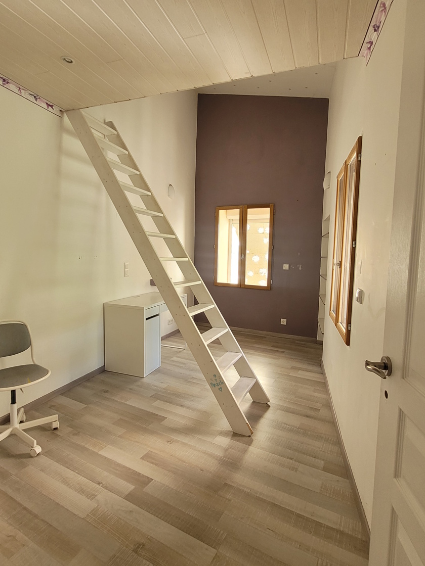3-bedroom House In Faugeres, France (177 M²)