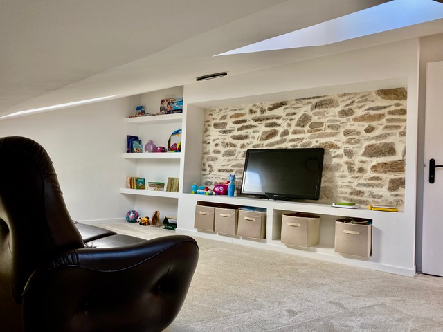 4-bedroom House In Faugeres, France (165 M²)