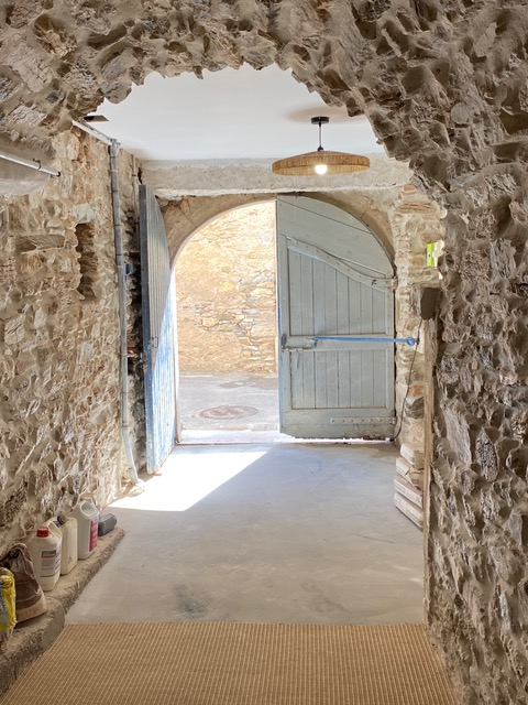 4-bedroom House In Faugeres, France (165 M²)