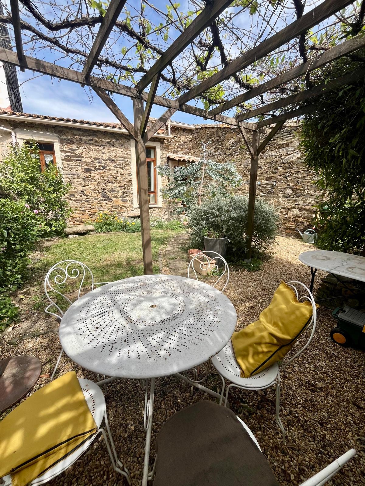 4-bedroom House In Roujan, France (160 M²)