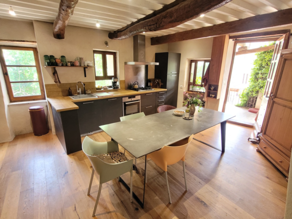 4-bedroom House In Roujan, France (160 M²)
