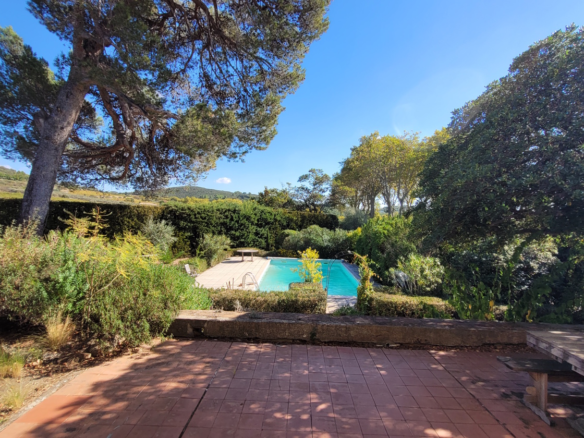 6-bedroom Detached House In Roujan, France (370 M²)