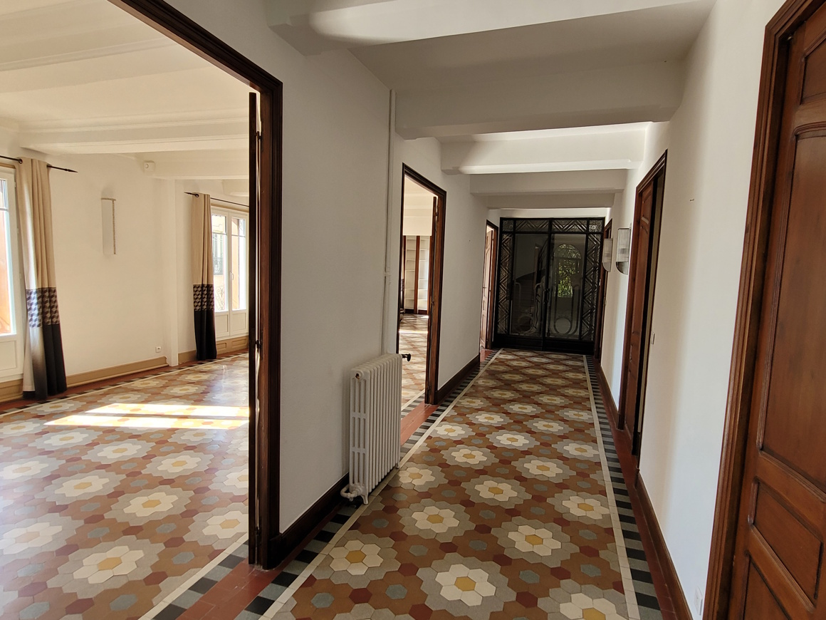 6-bedroom Detached House In Roujan, France (370 M²)