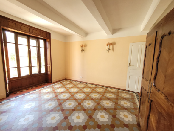 6-bedroom Detached House In Roujan, France (370 M²)