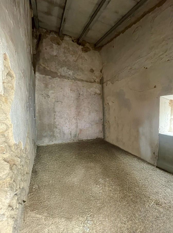 4-bedroom Village House In Campanet, Spain (198 M²)