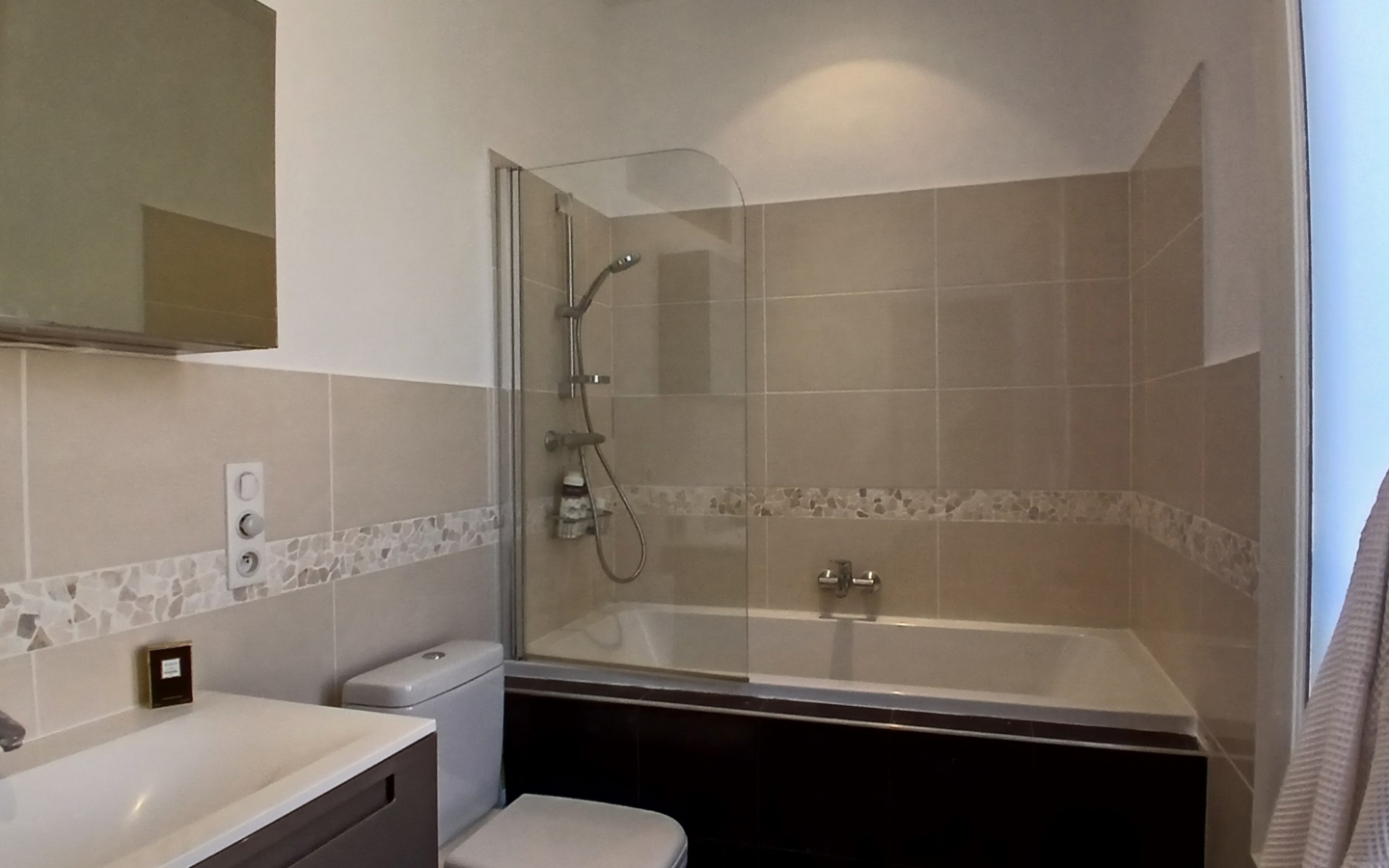 7-bedroom Detached House In Lamalou Les Bains, France (261 M²)