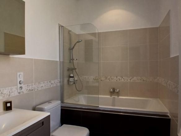 7-bedroom Detached House In Lamalou Les Bains, France (261 M²)
